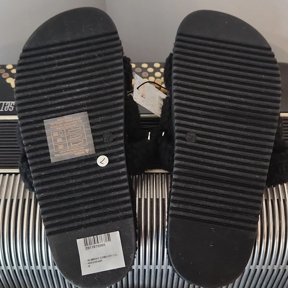 NWT - MUDD BLACK FUZZY TEDDY BEAR SLIP ON SANDALS SZ 7
